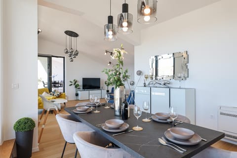 TV and multimedia, Kitchen or kitchenette, Decorative detail, Dining area, Drinks, air conditioner