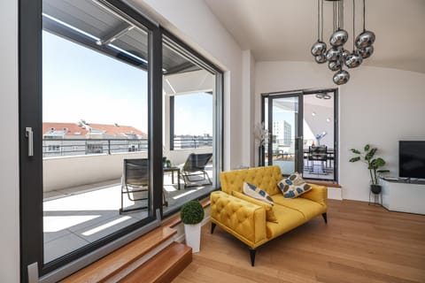 Patio, TV and multimedia, View (from property/room), Balcony/Terrace, Living room, Seating area, City view, Time of day