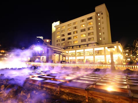 Property building, Nearby landmark, Facade/entrance, Off site, Night, Neighbourhood