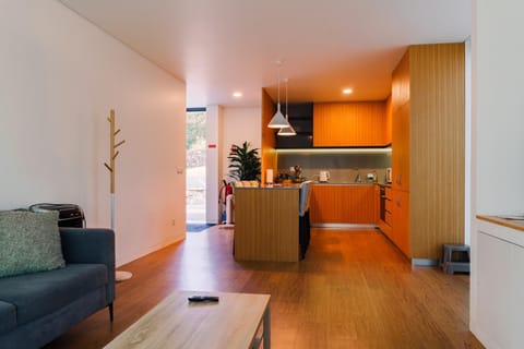 Kitchen or kitchenette, Living room, Seating area, minibar, oven, pet friendly, stove