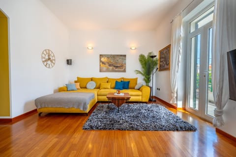 Bed, TV and multimedia, Living room, Photo of the whole room, Seating area
