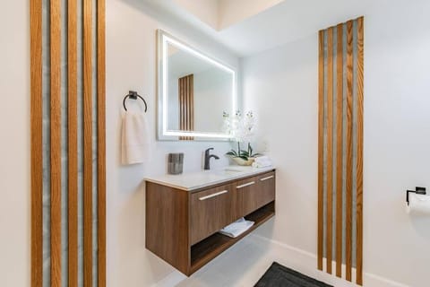 (BAYC) Aqua Haven: Luxe Retreat with Pool & Boat Bliss House in Town N Country