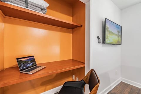 (BAYC) Aqua Haven: Luxe Retreat with Pool & Boat Bliss House in Town N Country