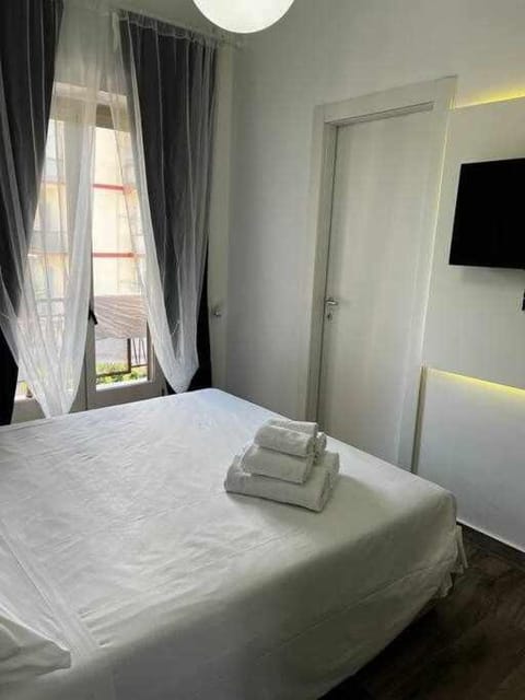 Bed, TV and multimedia, Photo of the whole room, Bedroom, towels, air conditioner