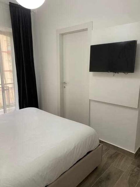 Bed, TV and multimedia, Photo of the whole room, Bedroom, air conditioner