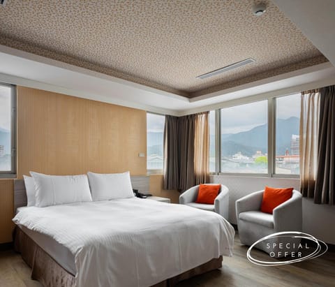 Shower, Toilet, Bed, TV and multimedia, Bedroom, Pets, Mountain view, cot, hair dryier, internet, pet friendly, room service, towels, air conditioner