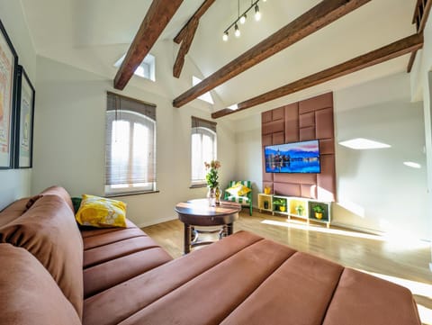 TV and multimedia, Living room, Seating area, Evening entertainment