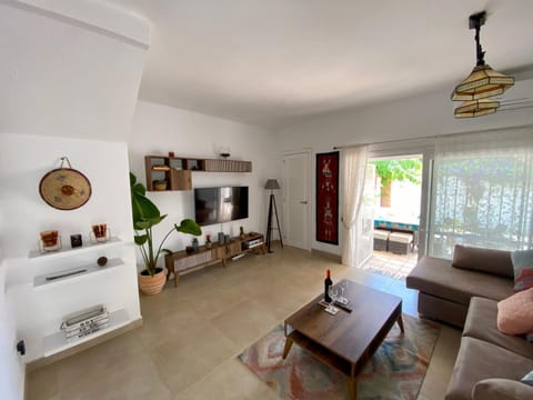 TV and multimedia, Living room, Seating area, Evening entertainment