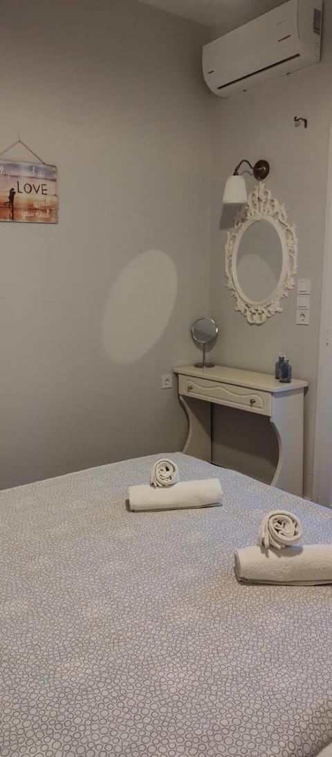 Bed, Photo of the whole room, air conditioner