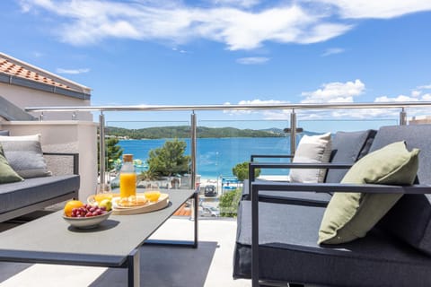 Apartments Ocrux Apartment in Okrug Gornji