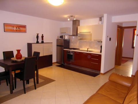Kitchen or kitchenette, Seating area, Dining area