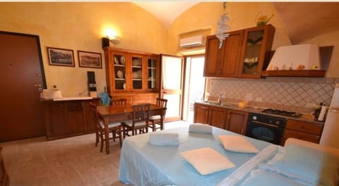 Bed, Kitchen or kitchenette, Photo of the whole room, Dining area, Bedroom, stove, towels