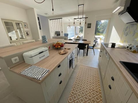 Kitchen or kitchenette, Dining area, dishwasher