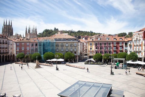 Property building, Nearby landmark, City view, Street view, Location