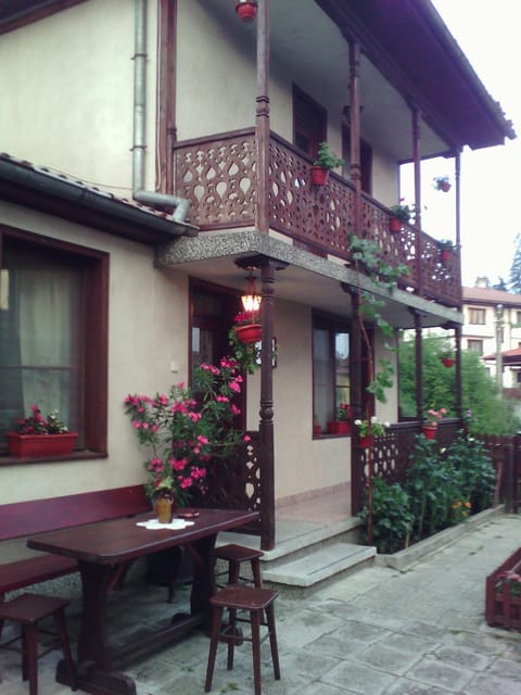 Property building, Patio, Balcony/Terrace