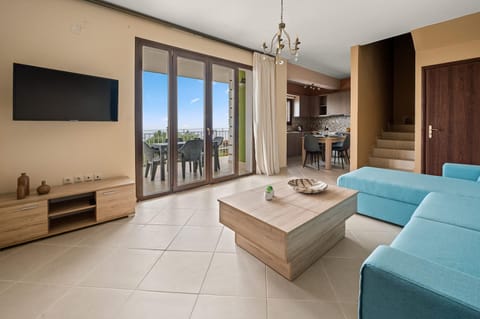 Communal lounge/ TV room, Living room, Seating area