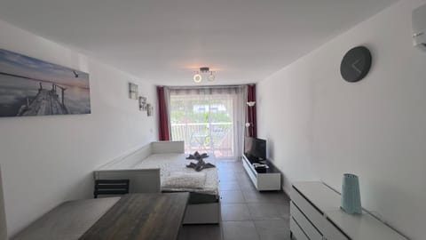 Bed, TV and multimedia, Living room, Photo of the whole room, Seating area