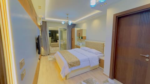 Communal lounge/ TV room, Living room, Seating area, Dining area, Evening entertainment