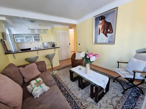 Kitchen or kitchenette, Living room, Seating area
