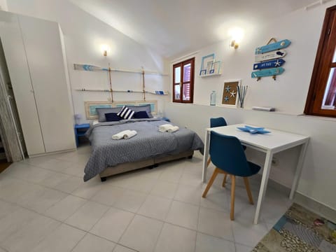 Bed, Photo of the whole room, Dining area, Bedroom