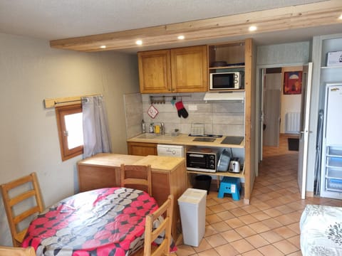 Kitchen or kitchenette, Dining area, dishwasher, minibar, pet friendly, stove, toaster