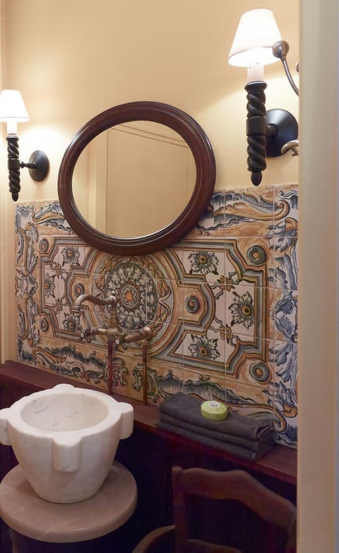Bathroom, Decorative detail