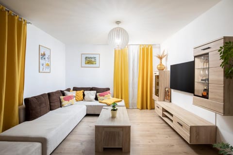 Communal lounge/ TV room, TV and multimedia, Living room, Seating area