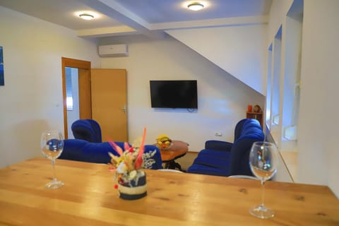 Living room, Seating area, Drinks