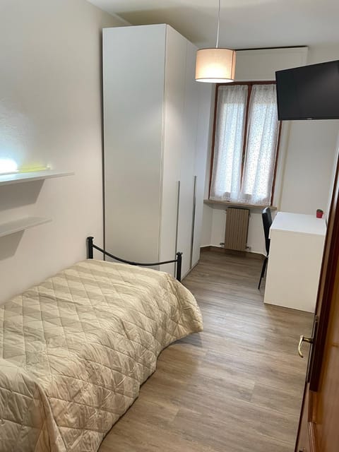 TV and multimedia, Photo of the whole room, Bedroom