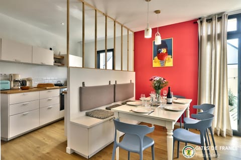 Kitchen or kitchenette, Dining area