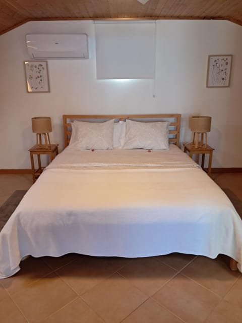 Bed, Bedroom, air conditioner