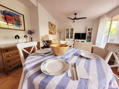 Dining area, fireplace