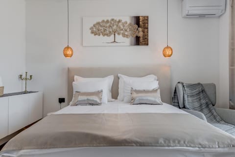 Day, Photo of the whole room, Bedroom, Time of day, air conditioner