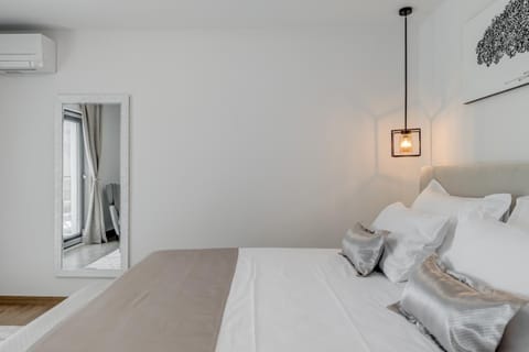 Spring, Bed, Summer, Bedroom, towels, air conditioner