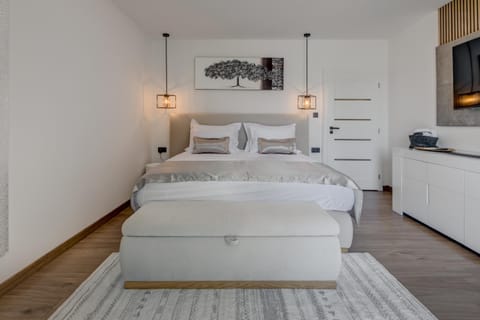 Spring, Bed, Summer, TV and multimedia, Bedroom