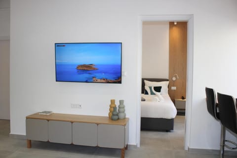 Bed, TV and multimedia, Living room, Photo of the whole room, Seating area, Bedroom, hair dresser