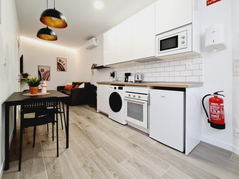 Kitchen or kitchenette, Dining area, minibar, pet friendly, stove, washing machine, dryer