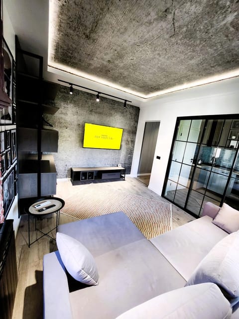 Communal lounge/ TV room, TV and multimedia, Living room, Photo of the whole room, Seating area, Bedroom