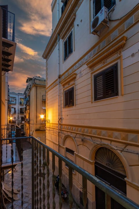 Property building, Patio, Balcony/Terrace
