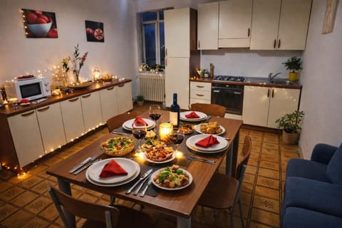 Kitchen or kitchenette, Food and drinks, Dining area, Food, stove
