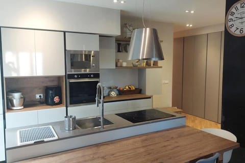 Kitchen or kitchenette, Dining area, minibar, pet friendly, stove