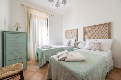 Bed, Bedroom, Garden view, Garden view, Mountain view, Street view, Quiet street view, Inner courtyard view, furniture, wardrobe