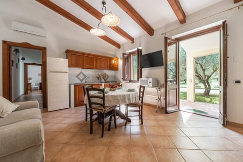 Natural landscape, TV and multimedia, Kitchen or kitchenette, Living room, Seating area, Dining area, Food, Garden view, Street view, Lunch, Dinner, heating, microwave, kitchen, air conditioner