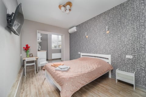 Bed, TV and multimedia, Photo of the whole room, Dining area, Bedroom, air conditioner