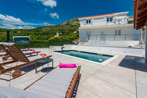 Property building, Natural landscape, Swimming pool, sunbed