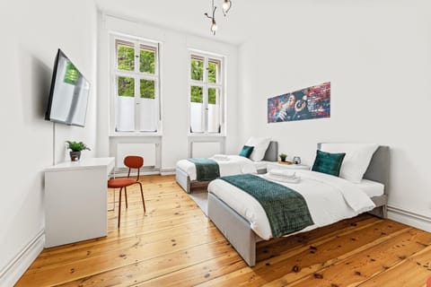 Bed, TV and multimedia, Photo of the whole room, Seating area, Bedroom