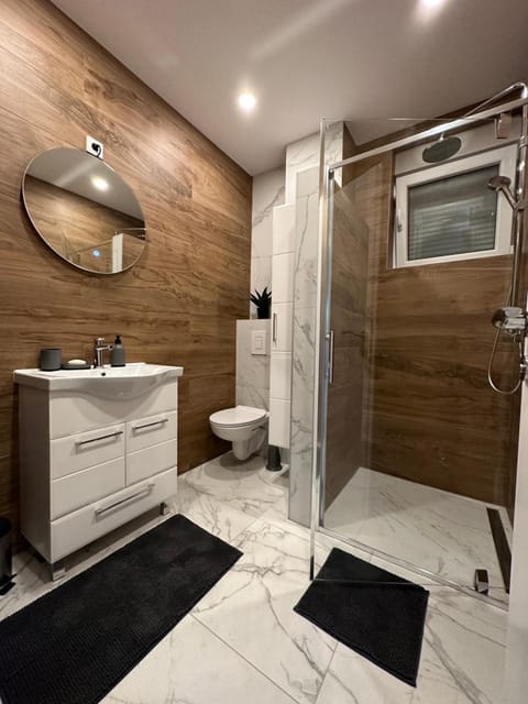 Shower, Toilet, Bathroom, towels