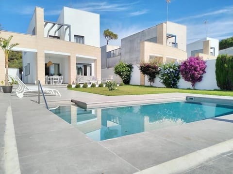 Property building, Patio, Day, Garden, Garden view, Pool view, Swimming pool, sunbed