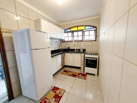 Kitchen or kitchenette, oven, pet friendly, stove
