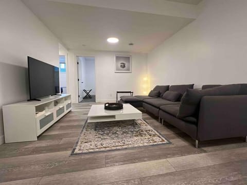 Communal lounge/ TV room, TV and multimedia, Living room, Seating area, Evening entertainment
